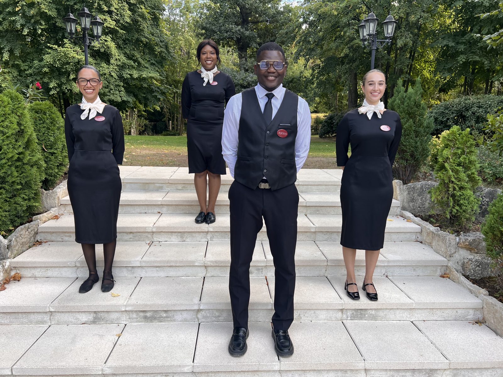 L'équipe Nalyco Events : hôtesses et maître d'hôtel en tenue